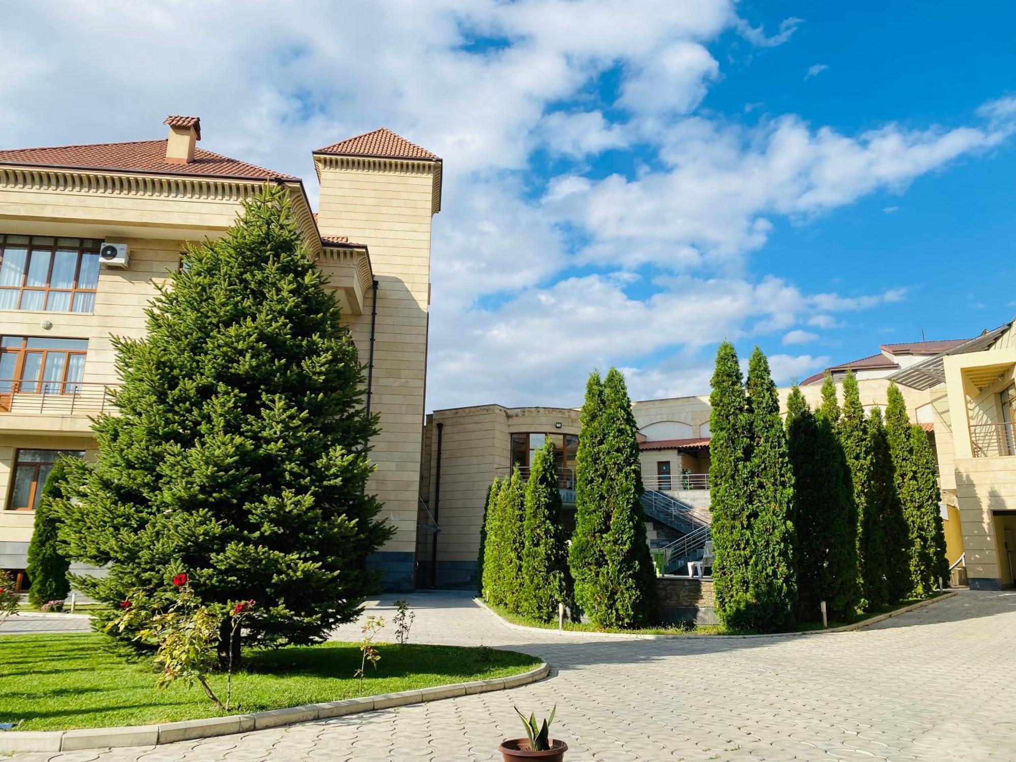 Grand Hills Hotel Yerevan Exterior photo